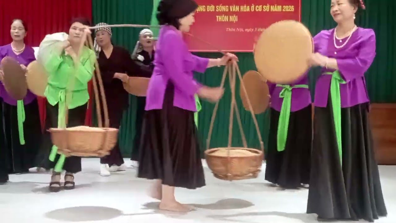 Thôn Nội xã Hoài-Đức TP Hà Nội hội người cao tuổi mua hát khi vào họp