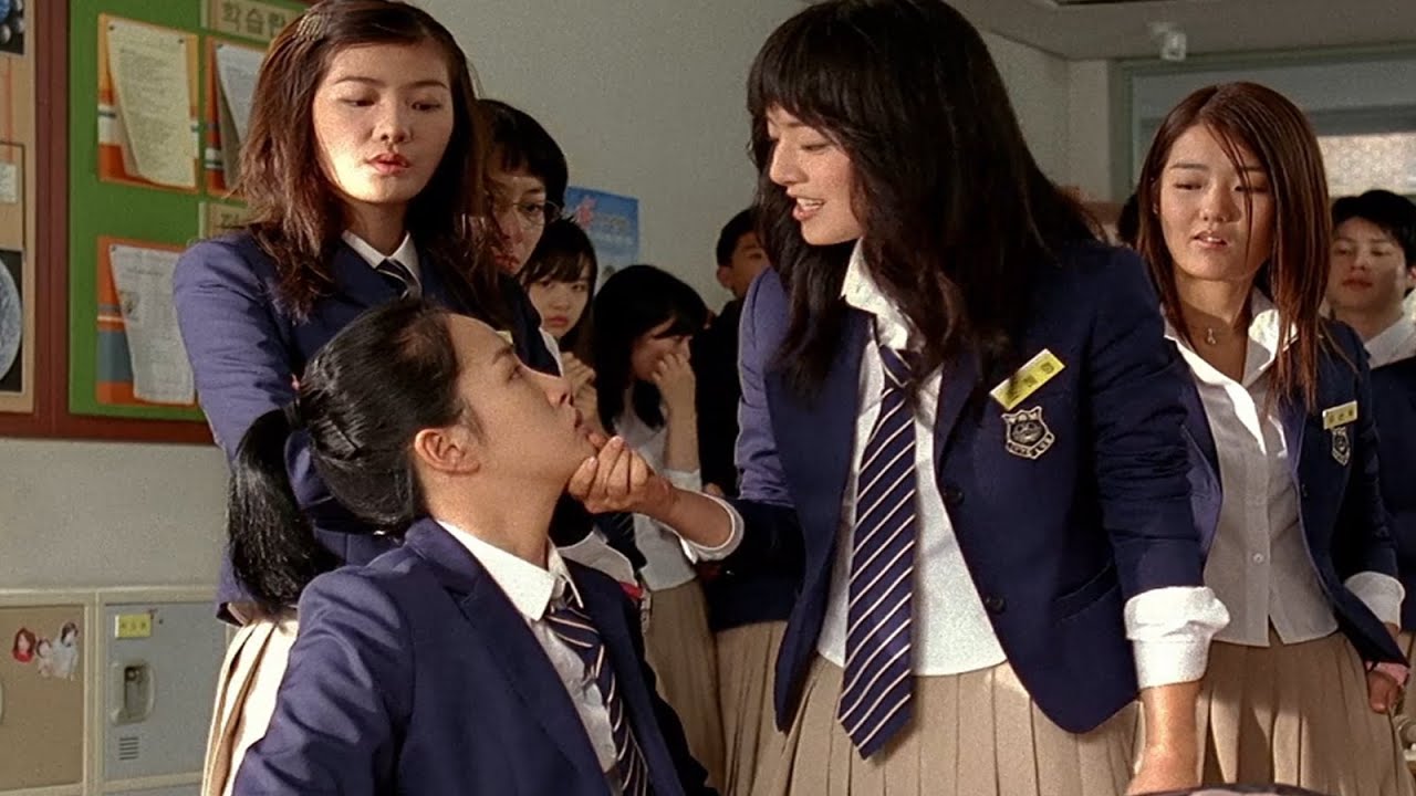 Школьный хулиган издевается над новым учеником