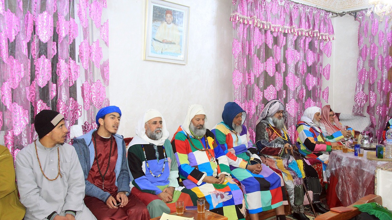 النبي صلوا عليه، صلوات الله عليه، وينال البركات كل من صلى عليه