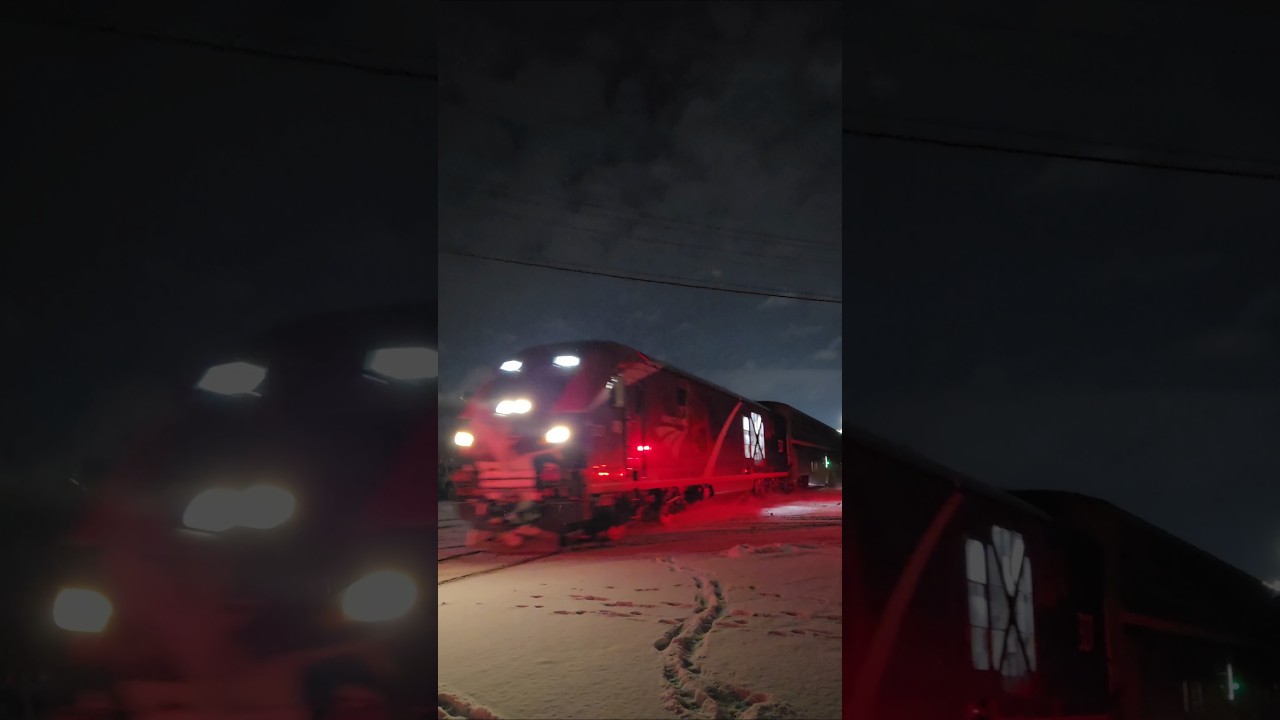 Amtrak Borealis arrives in LaCrosse on a Snowy night 🌙 ❄️ 🚅