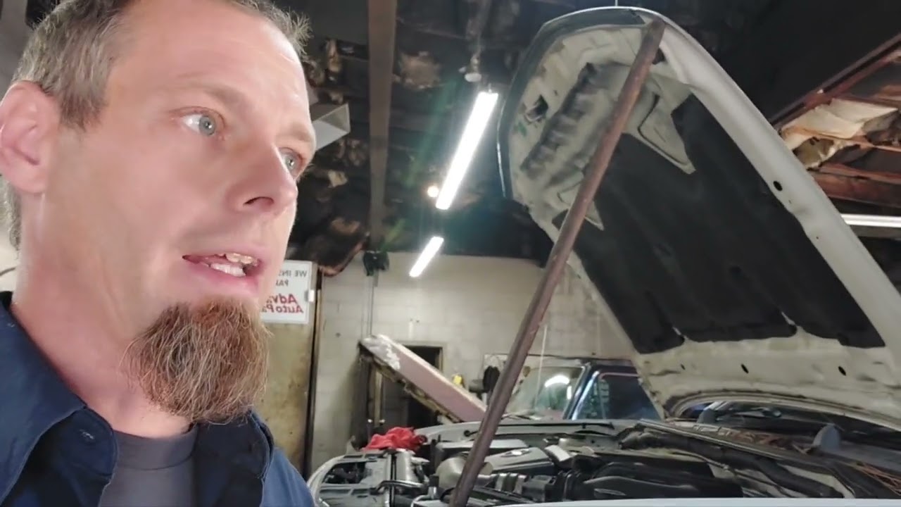 Расположение и замена датчика положения коленчатого вала Nissan Frontier V6. 4.0