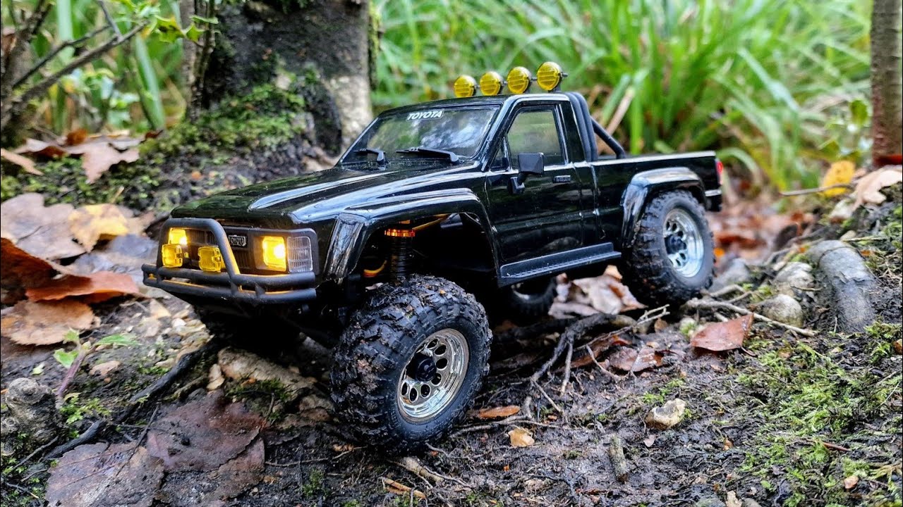 Maiden run with my stock Hpi Venture18 Flux 1985 Toyota Hilux and my first impressions.