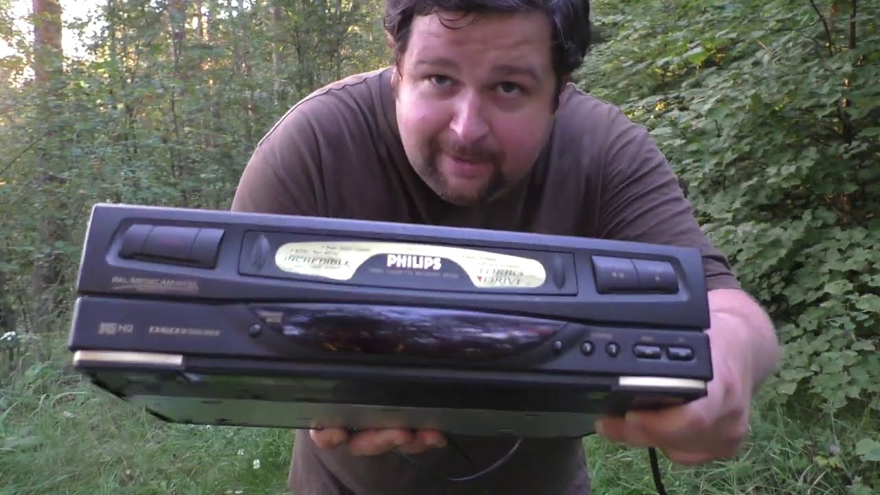 Мужик озверел \ Закопал ВИДЕОМАГНИТОФОН в коробке!