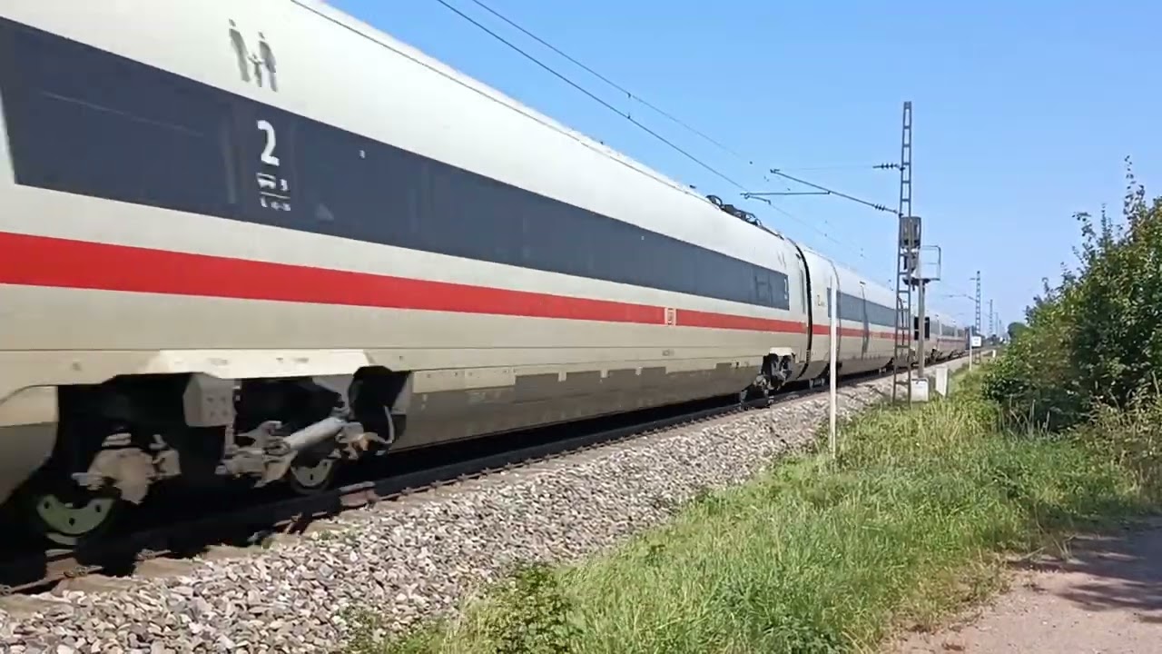 La ligne ferroviaire du Rhin ( Allemagne ) et son trafic intense ( même en août )