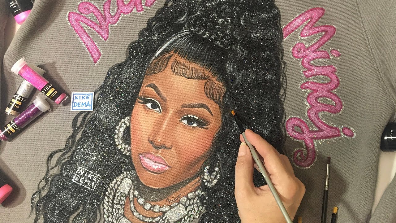 NICKI MINAJ ON GREY SWEATSHIRT #nickiminaj #minaj #barbiequeen #queenminaj