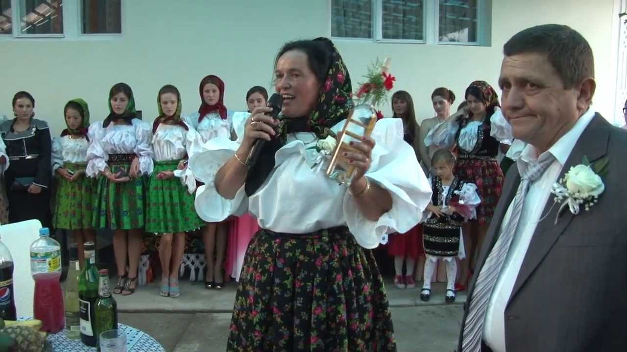 Strigatura de nunta din Berbesti la mireasa