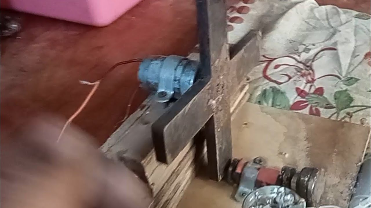 فكره مهمه جدا افهمها وانطلق. الحديد يولد كهربا و المغناطيس في الخلف افهمو المشروع