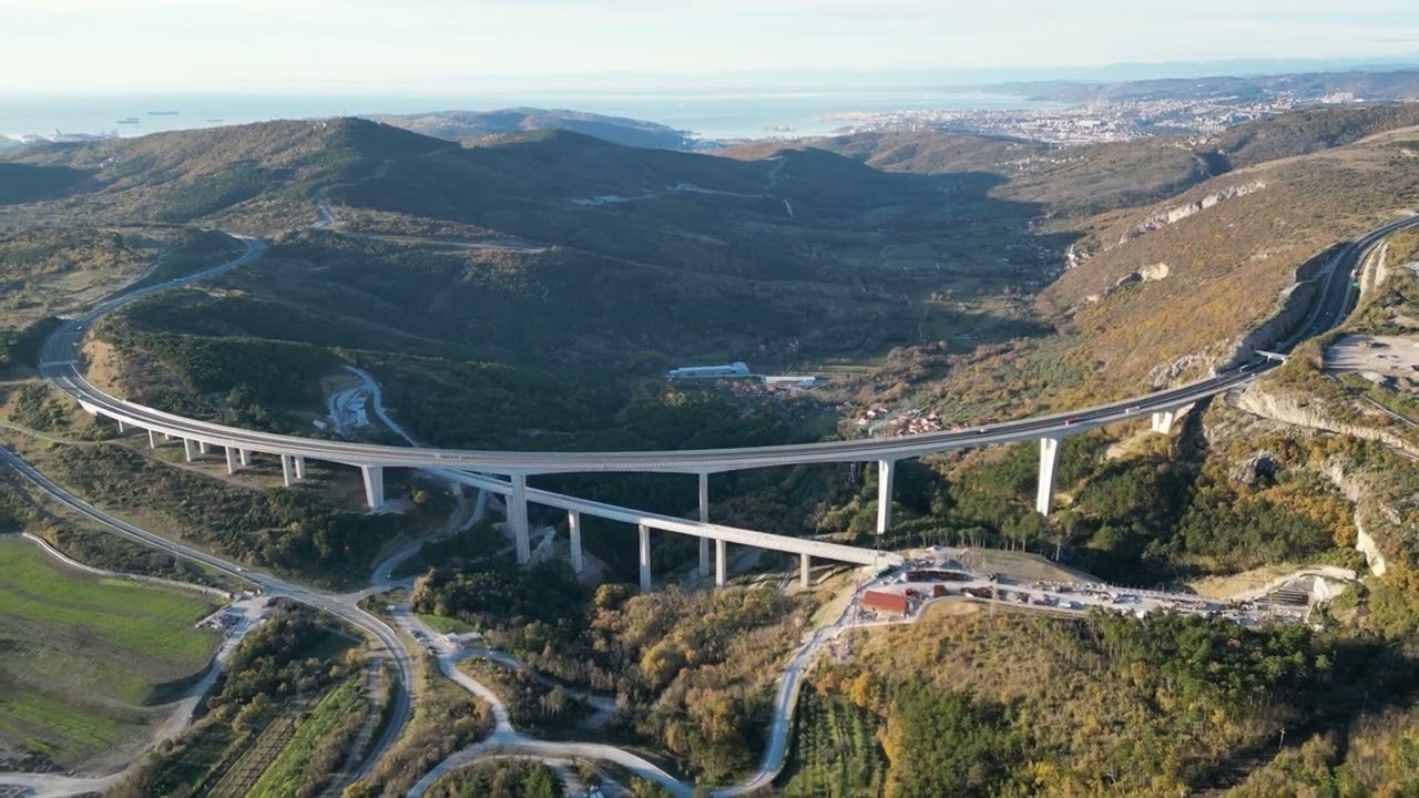 Črni Kal, viadukt Črni Kal in viadukt Gabrovica pod njim, kjer je speljan Drugi tir Divača–Koper