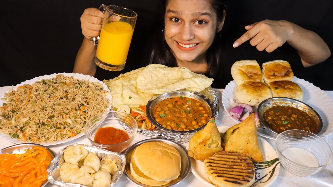 EATING CHOLE BHATURE, MOMOS, FRIED RICE, SAMOSA, GRILL BURGER, BURGER, JALEBI, AAMRAS | INDIAN FOOD