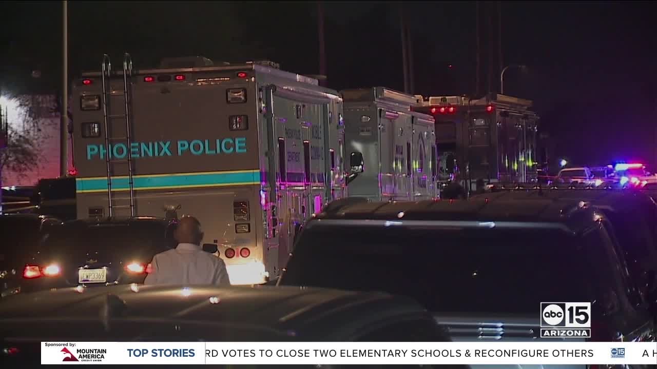 Мужчина получил серьезные ранения в результате перестрелки с участием сотрудников полиции Финикса...