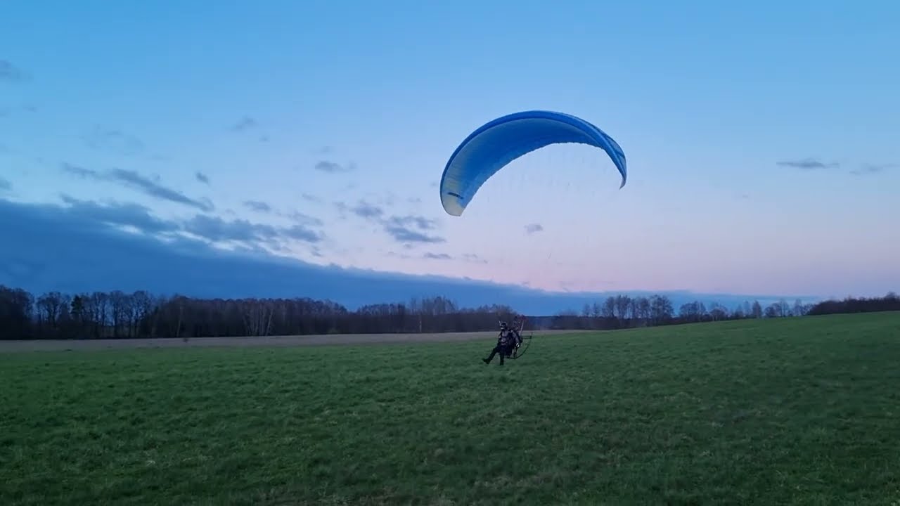 FlyLokietek landing on a Paramotor PPG