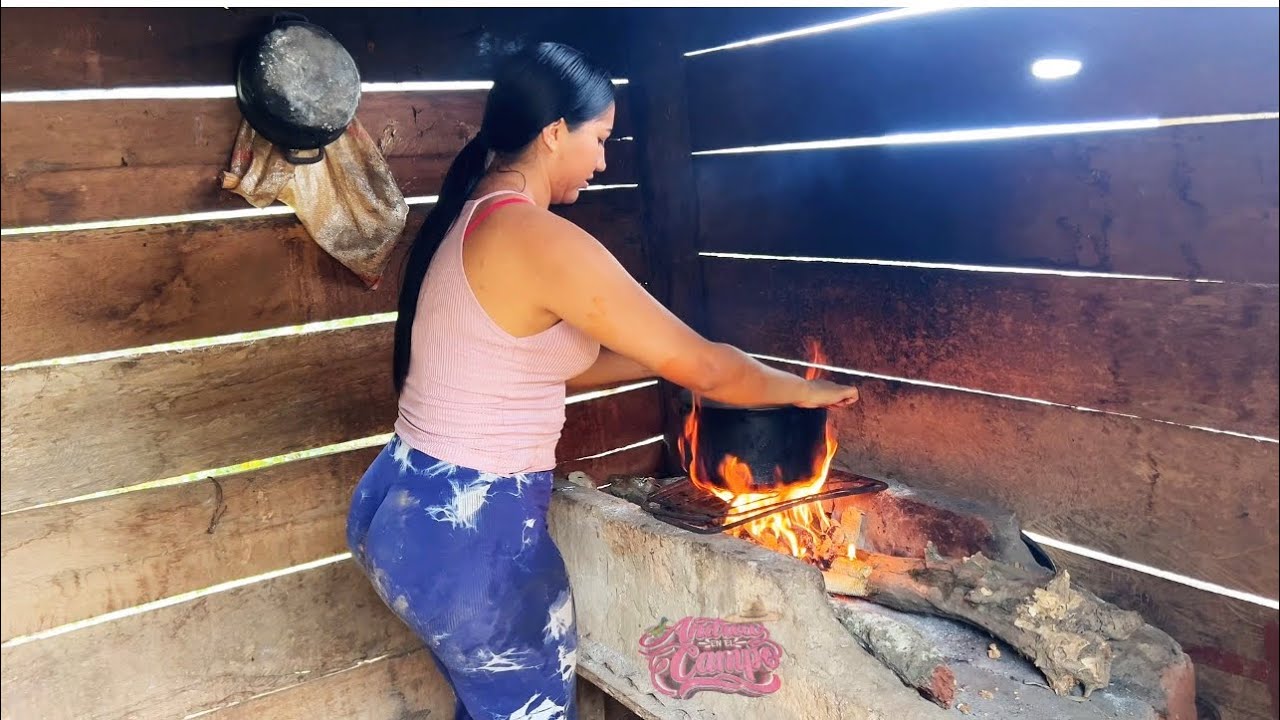 Cocinando el achiote para hacer aliño casero 