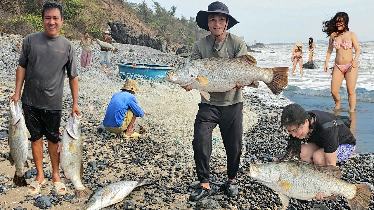 Cận Cảnh Chú Chài Cá May Mắn - Vật Lộn Giăng Lưới Thành Công Đàn Cá Chẽm Giữa Sóng Lớn Tại Bãi Biển