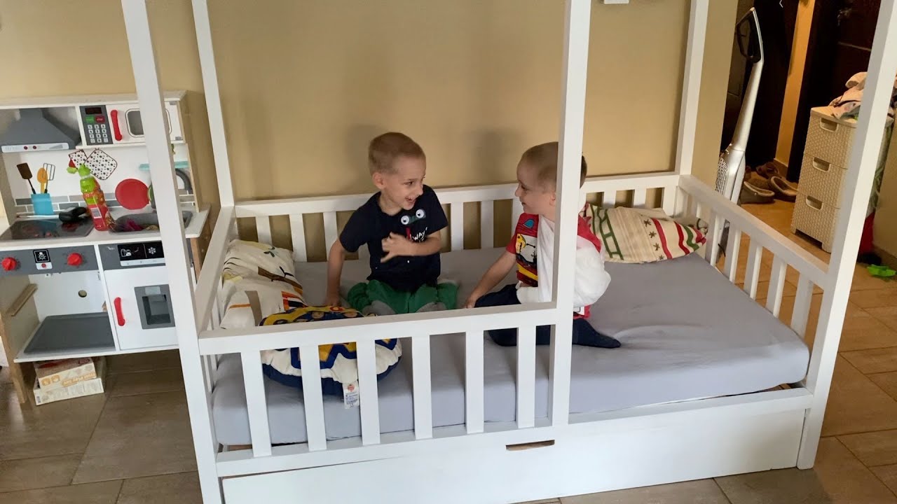 Házikó ágy 🛌🏾 - Alex új ágyat kapott 💙