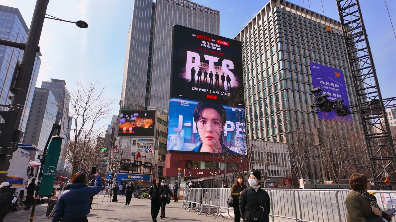 Концертный тур D-2 BTS на площади Кванхвамун | Экскурсия по центру Сеула | 4K