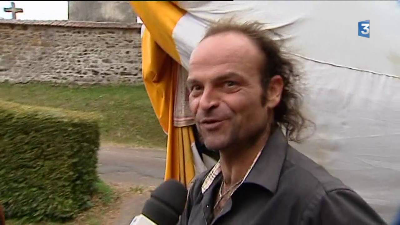 Yonne : la troupe équestre Zalzaros sillonne les routes... en roulotte !