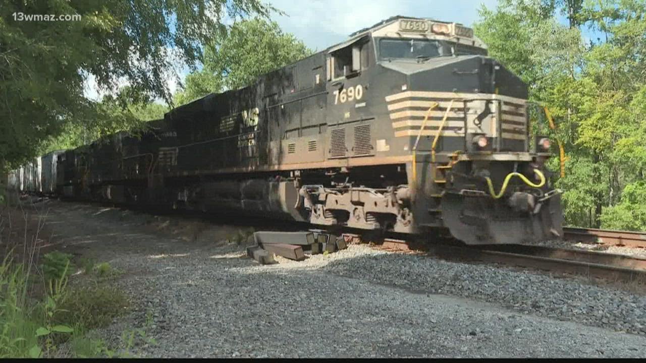 Stopped trains in Juliette get attention of Georgia US Senator Jon Ossoff