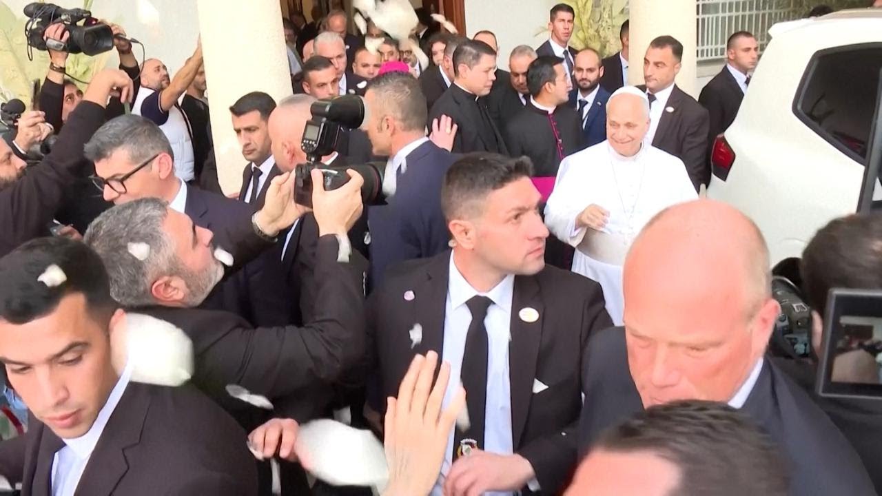 Fiori e applausi per PAPA LEONE XIV al suo arrivo all'ospedale de la Croix a BEIRUT