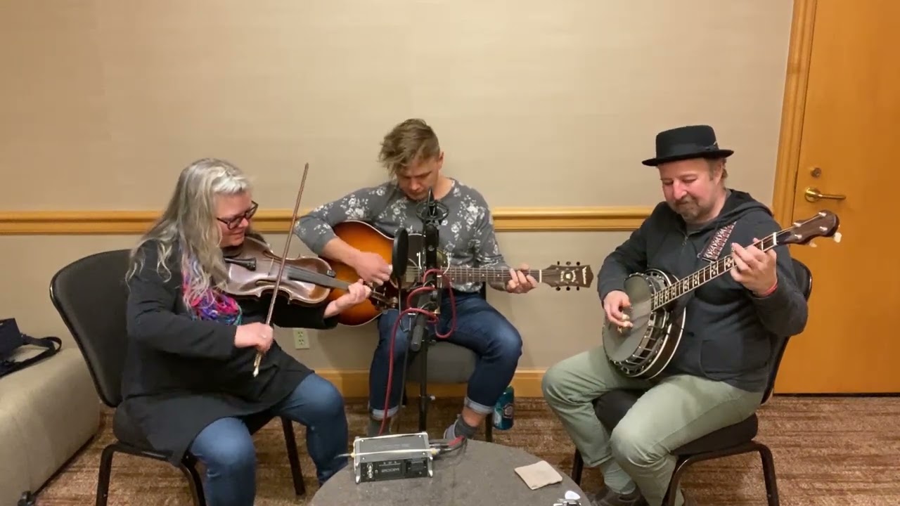 Betse & Clarke play Bob Holt's Molly Put the Kettle On