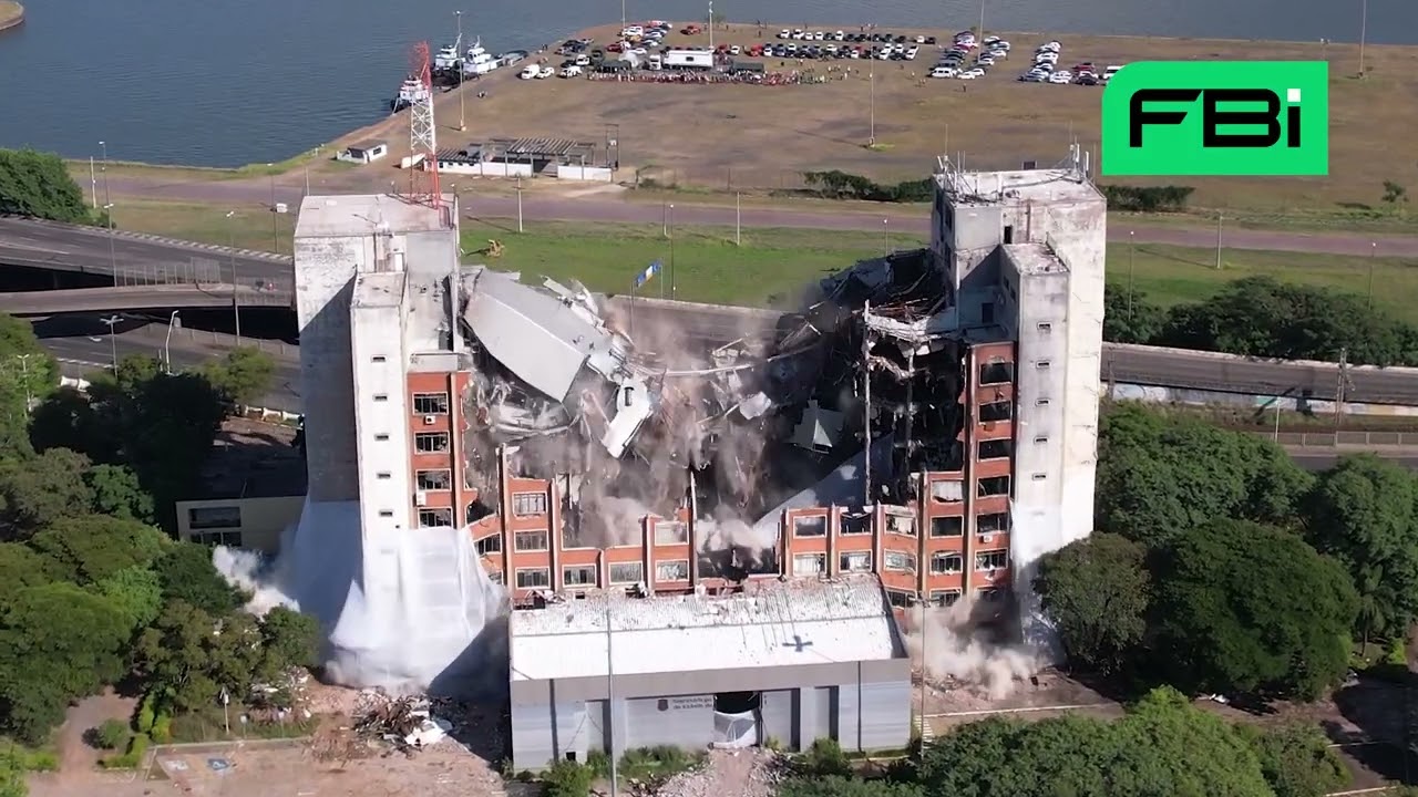Implos&atilde;o do pr&eacute;dio da SSP - RFFSA - Porto Alegre. Todos os &acirc;ngulos Drone