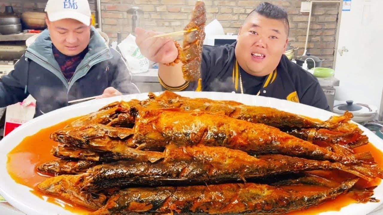 Monkey Brother приготовил большую кастрюлю испанской скумбрии, сначала обжарив ее во фритюре, а з...