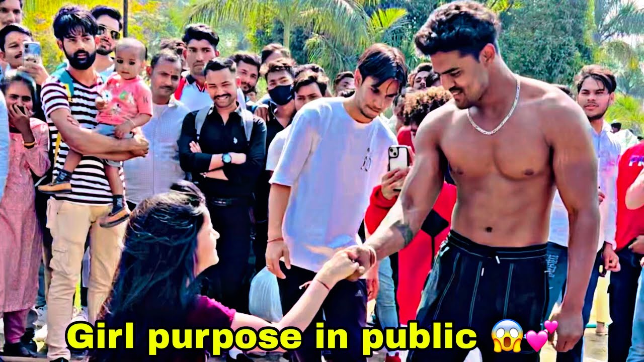 Shirtless Bodybuilder in Public 😱 | Cute Girl Reaction 💞 | Crazy Public Reaction in India 🇮🇳