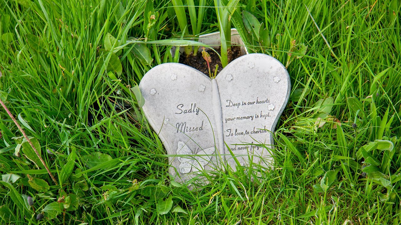Graves of Beatles friends and relatives in Liverpool. A slideshow.