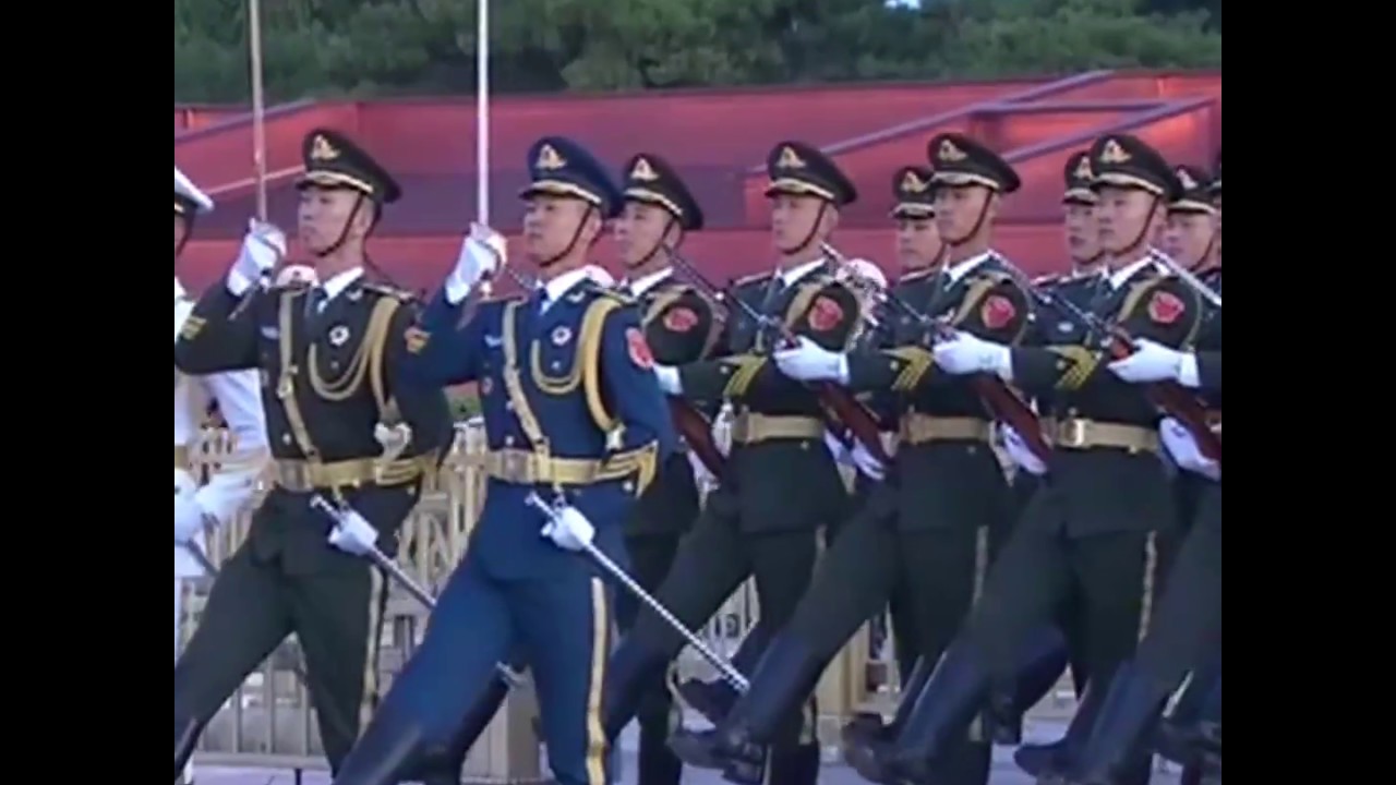 Cérémonie de lever du drapeau national sur la place Tian'anmen|CCTV Français