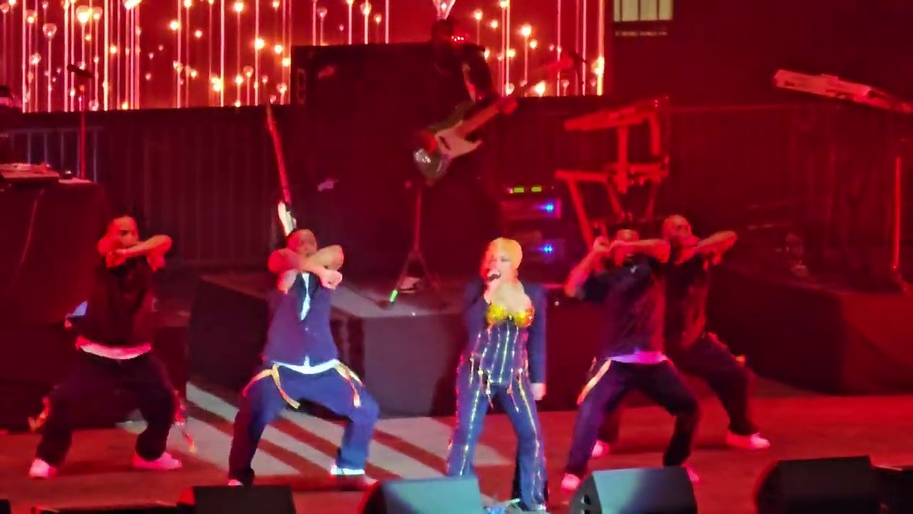 ohhhh... On the TLC Tip. TLC performs live at the LA County Fair.