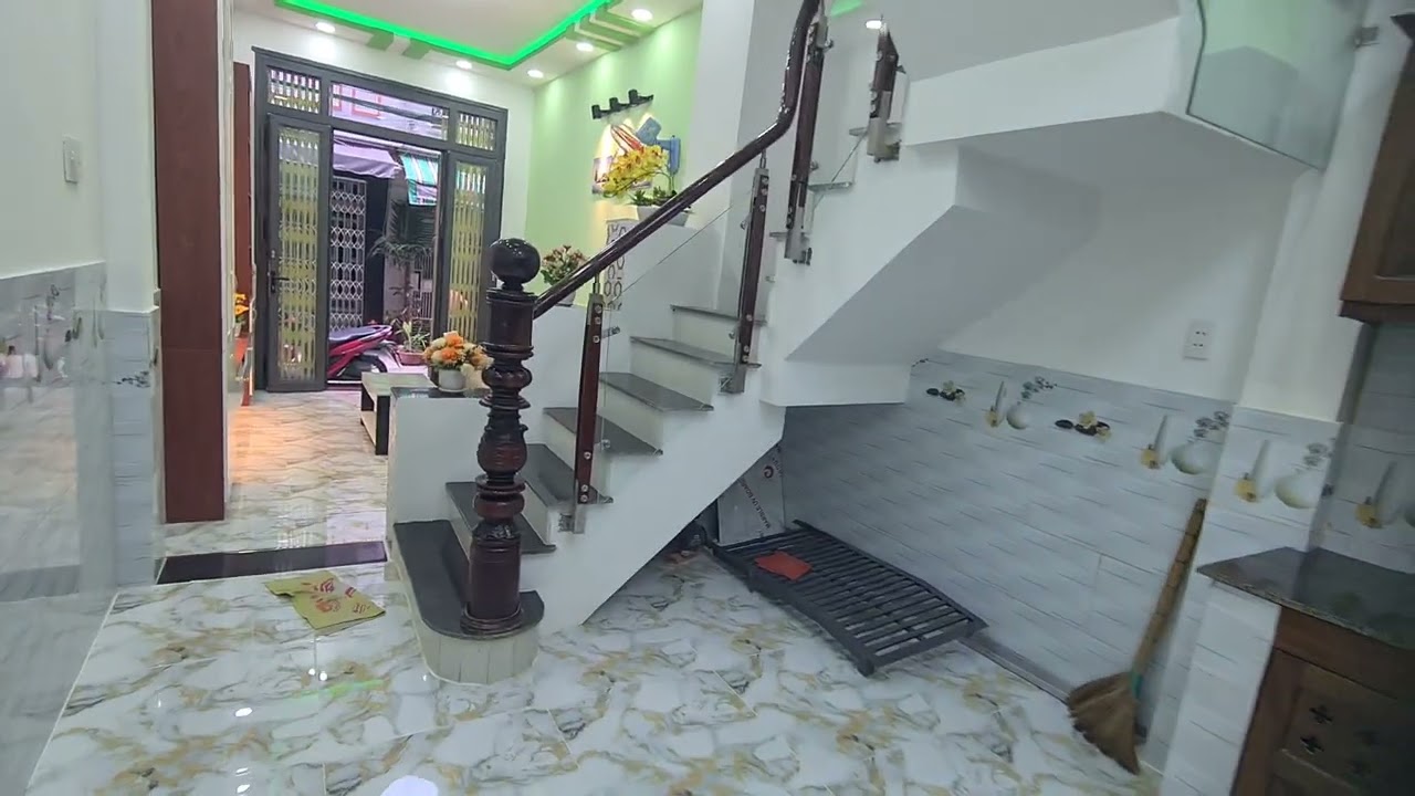 Nhà vừa đẹp giá lại rẻ, hẻm xe hơi 2 lầu sân thượng, xem nhanh mới kịp