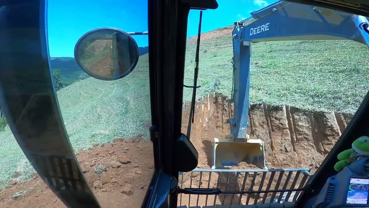escavadeira Jhon Deere 130g lc. serviço corte de  estradas