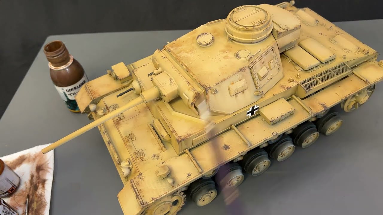 Painting ,chipping and weathering German WWII North African Tanks (Using 1/16 Das Werk Panzer III)