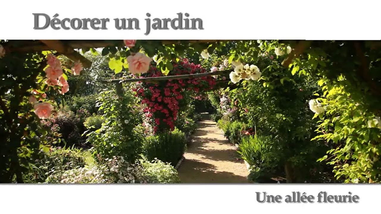 Une allée fleurie