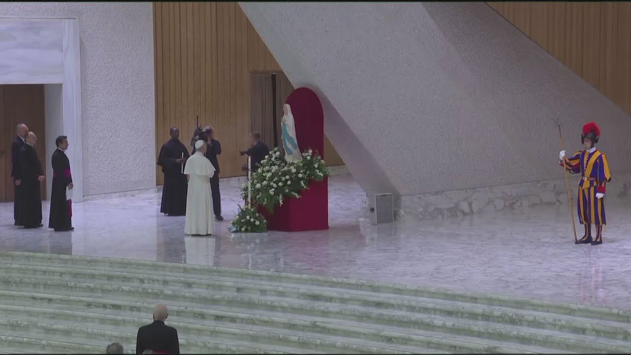 Giornata del malato: Leone prega davanti alla statua della Madonna di Lourdes