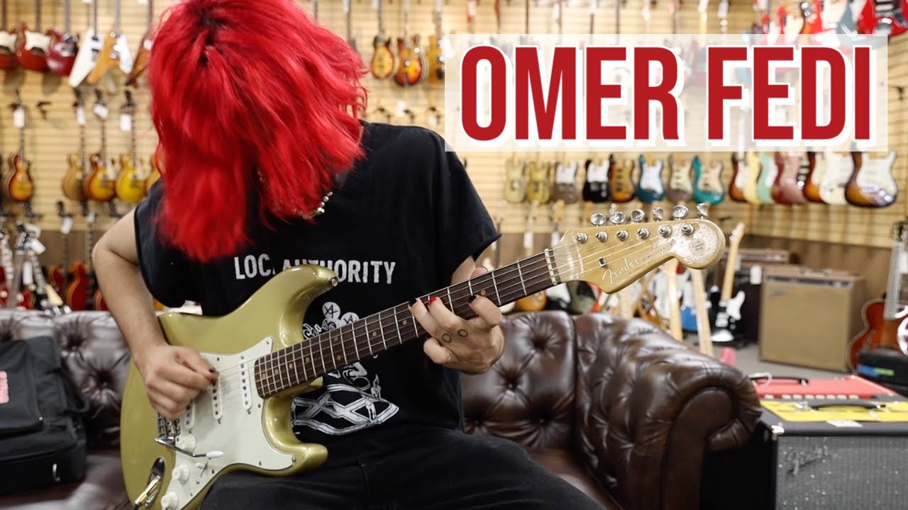 Омер Феди играет на гитаре Fender Stratocaster 1963 года в магазине Norman's Rare Guitars