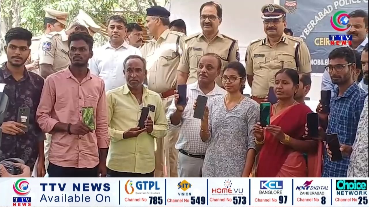 Cyberabad Police CP Ramesh distributes 1,016 recovered phones
