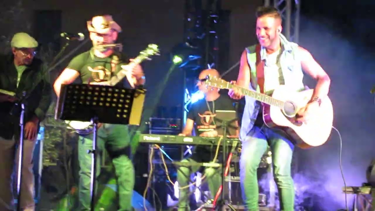 On the road band suonano e cantano 