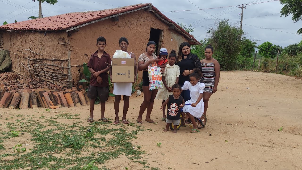 Chegou encomenda para dona kinôr e família.