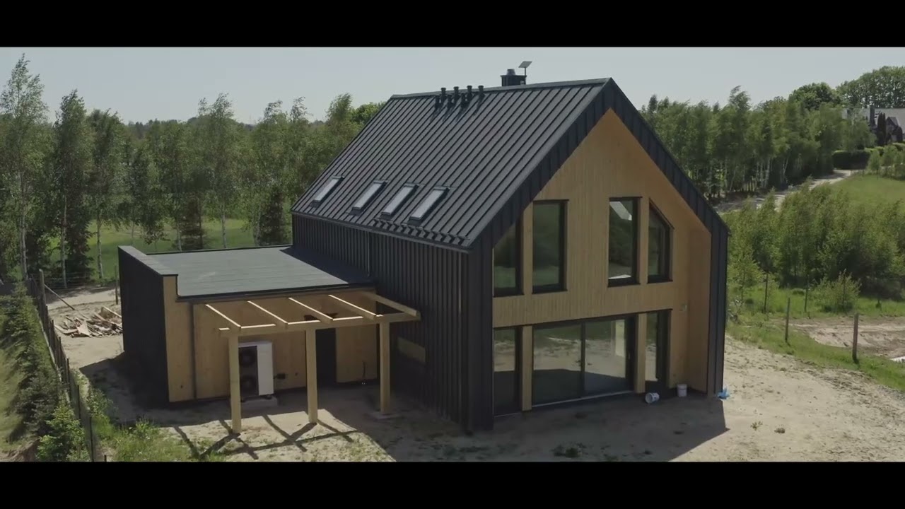 Avslutat projekt - Modernt ladhus med Terrano panel p&aring; taket och p&aring; v&auml;ggen