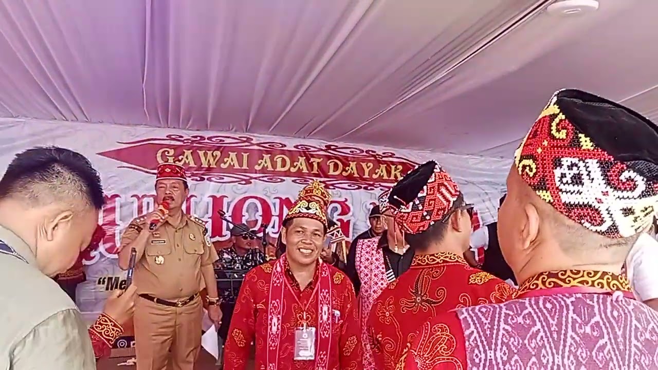 Bupati Sanggau Yohanes ontot bernyanyi lagu oni agah,di Gawai Dayak MUNJONG raya ke 1 Tayan hilir.