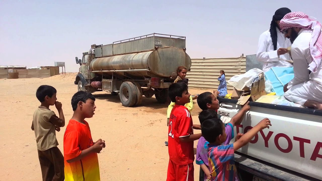 توزيع مواد غذائية على العشيش