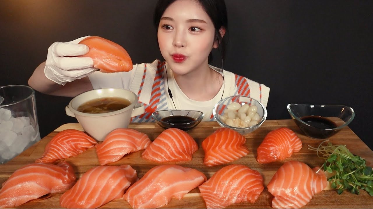 SUB)윤기좔좔 입안 사르르 대왕연어초밥 먹방!🍣 리얼사운드 Giant Salmon Sushi Mukbang ASMR