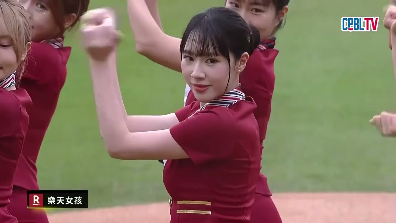 04/19 統一 VS 樂天 賽前，樂天女孩Rakuten Girls身穿空服員制服帶來開場舞表演，為桃園主場賽事加油！