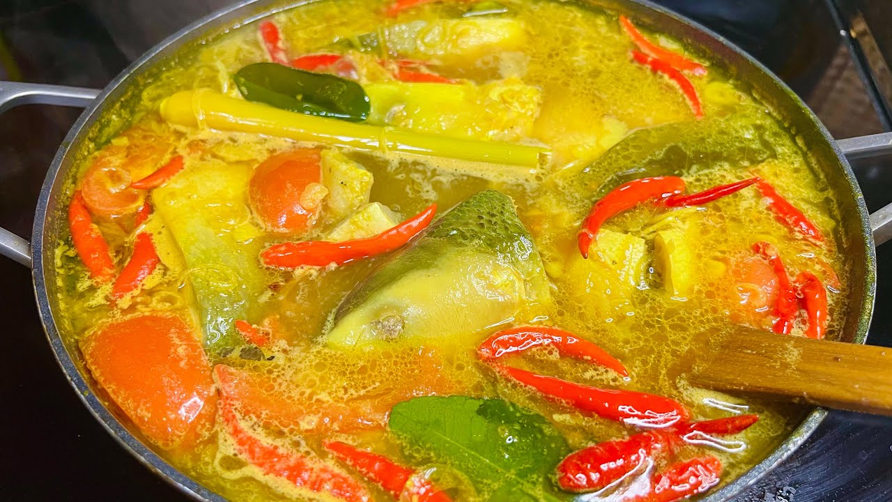 Ikan bandeng pallumara khas Makassar // Ikan bandeng kuah kuning