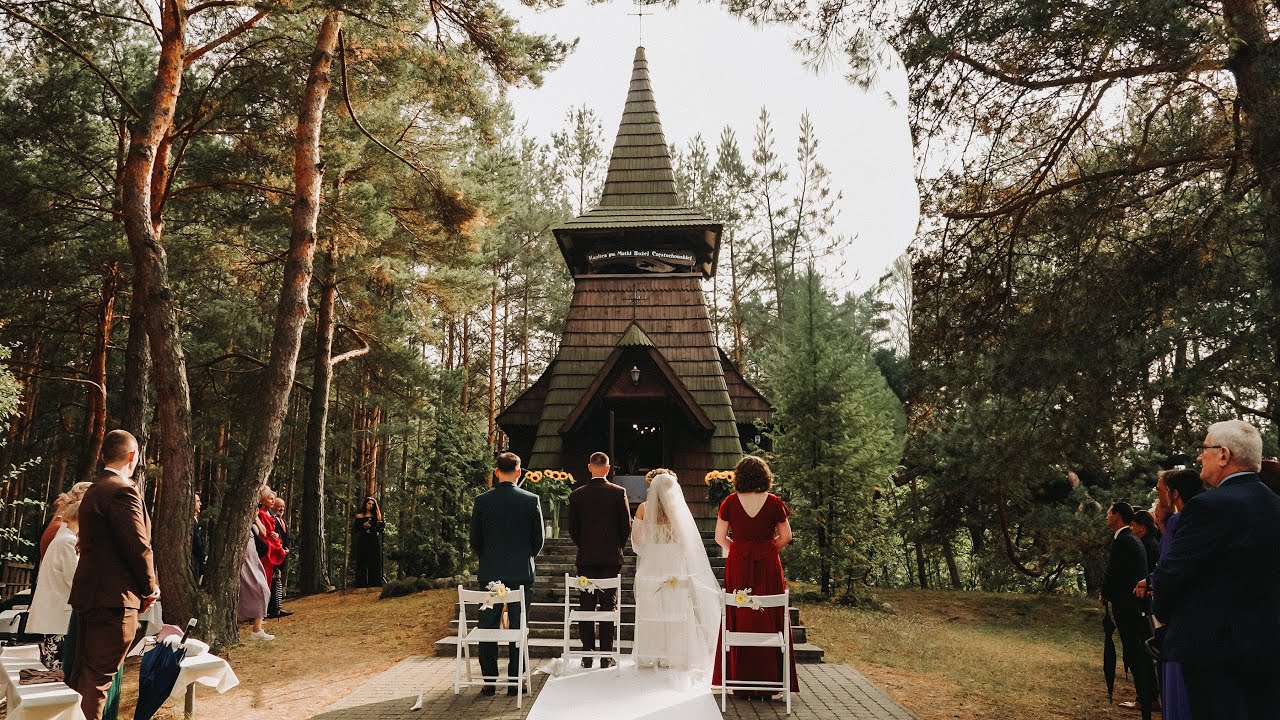 Chata Wiklina | Ślub kościelny w leśnej kaplicy i sielskie wesele wśród łąk 🌾