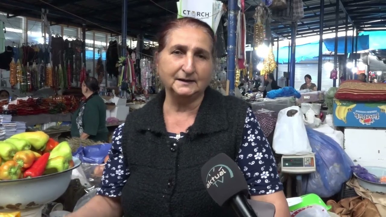Marneuli bazarının satıcıları bazarın girişindəki k&uuml;&ccedil;ə satıcılarından narahatlıqlarını bildirirlər