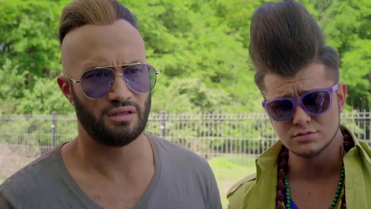 Trupul lui Moș Crăciun îi pune în mare dificultate pe Roby Roberto și gașca sa de prieteni