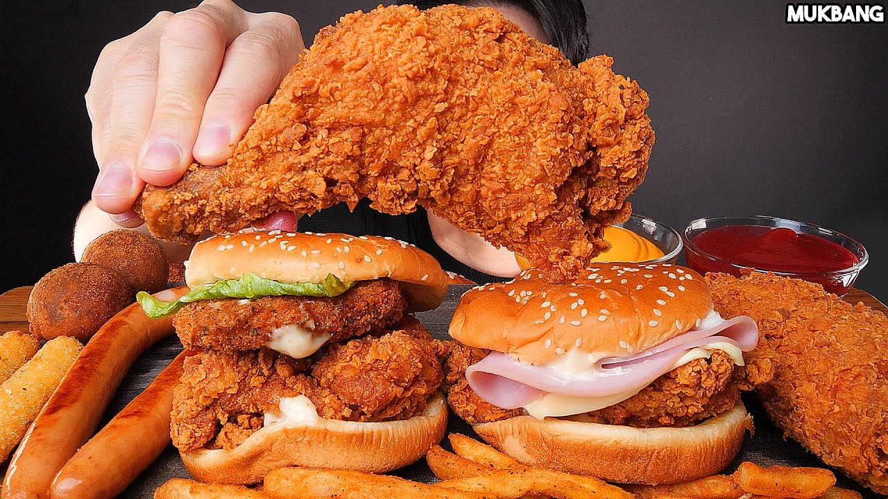 бургер и жареный цыпленок, колбаса FRIED CHICKEN 🍗 BURGERS 🍔 SAUSAGE EATING ASMR MUKBANG