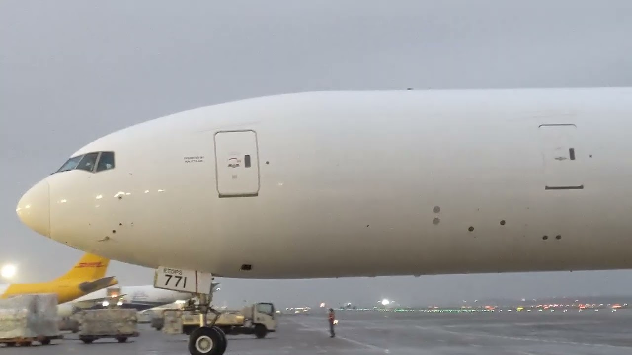 Kalitta Air B777-36NER(SF) N771CK K4684 taxi N 509 RCTP 19-Dec 25