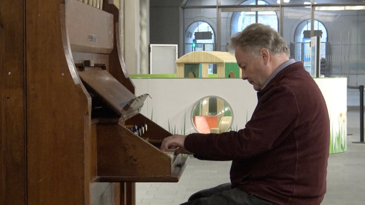 Renowned conductor and organist David Hill MBE performs at London Bridge station